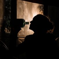 Pierwsze objawy alkoholizmu – na co zwrócić szczególną uwagę?
